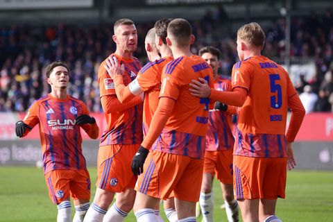 Die Schalker Spieler hatten beim Sieg bei Holstein viel zu jubeln. Foto: Daniel Bockwoldt/dpa