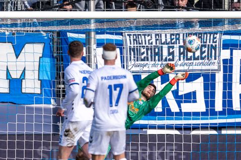 Paderborns Torwart Dennis Seimen parierte zahlreiche Chancen der Bochumer. Foto: David Inderlied/dpa