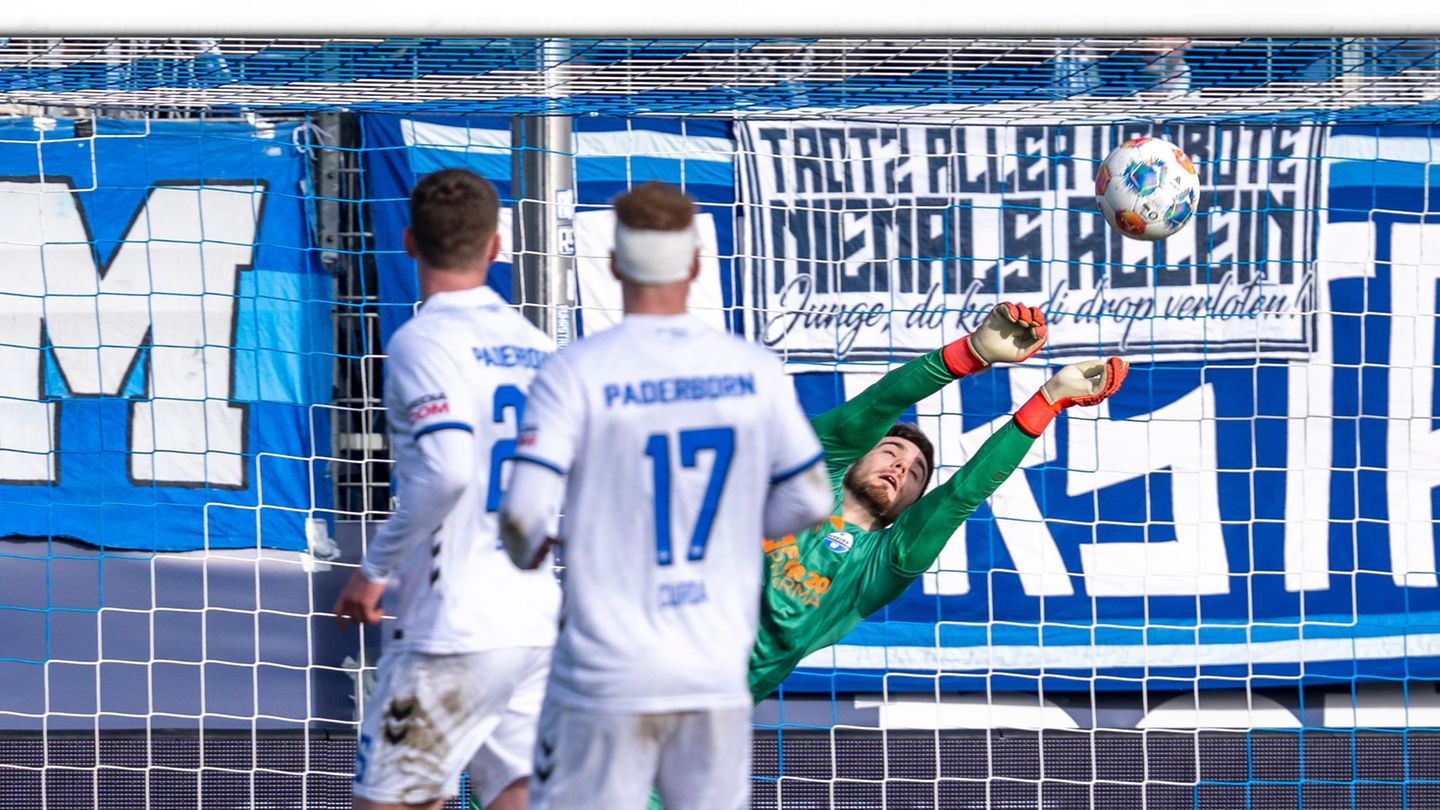Paderborns Torwart Dennis Seimen parierte zahlreiche Chancen der Bochumer. Foto: David Inderlied/dpa