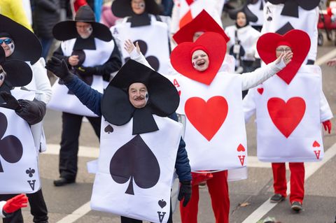 Mit fantasievollen Kostümen beteiligten sich die Menschen am Würzburger Faschingsumzug. Foto: Julien Becker/dpa