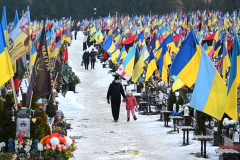 Trauernde auf ukrainischem Militärfriedhof in Lwiw