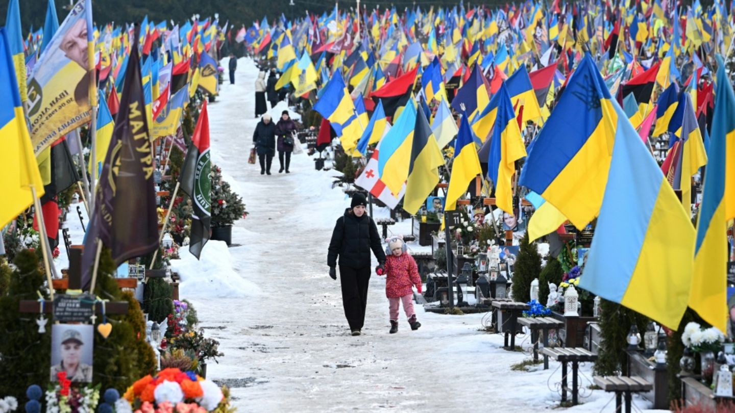 Trauernde auf ukrainischem Militärfriedhof in Lwiw