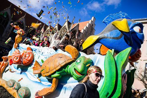 Mehr als 5.000 Aktive und 130 Motivwagen zogen beim Braunschweiger "Schoduvel" durch die Innenstadt. Foto: Moritz Frankenberg/dp