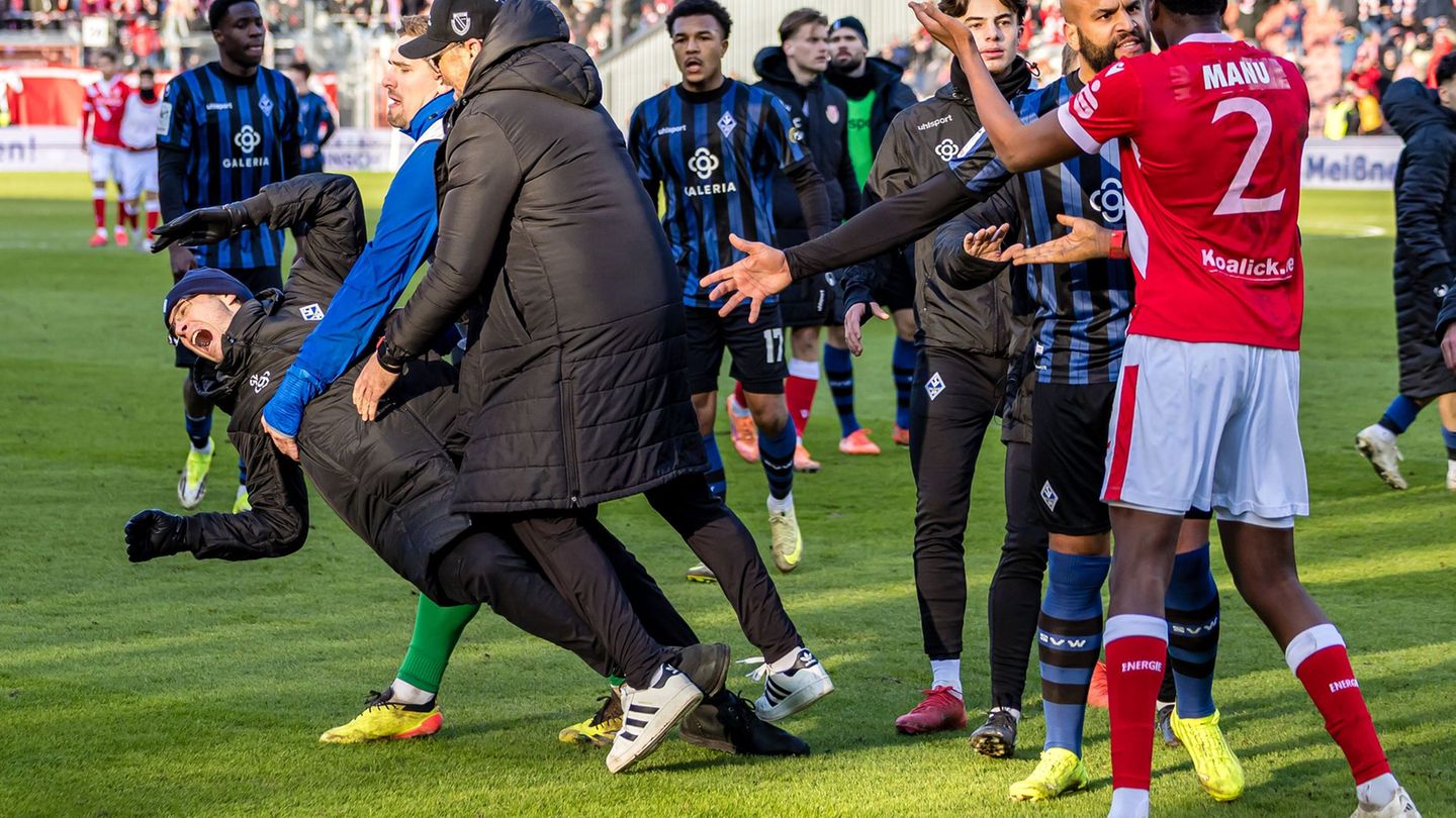 Kurze Rangeleien gab es nach dem Schlusspfiff in Cottbus. Foto: Frank Hammerschmidt/dpa
