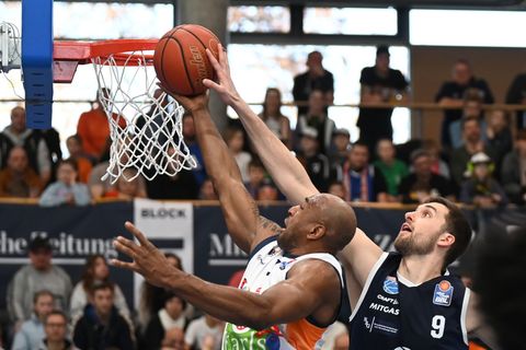 DeAndre Lansdowne (Rostock Seawolves) und Kresimir Nikic (Syntainics MBC Weißenfels) in Aktion. Foto: David Hammersen/dpa