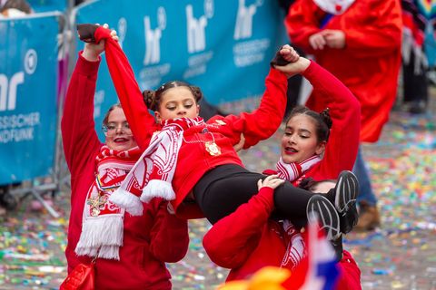 Auch junge Karnevalisten feiern beim Fastnachtsumzug in Frankfurt. Foto: Helmut Fricke/dpa