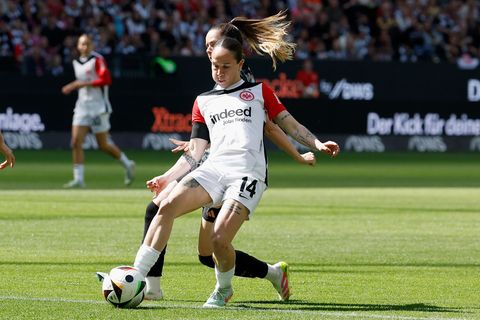 Frankfurts Géraldine Reuteler (vorn) traf dreimal in Jena. (Archivbild) Foto: Heiko Becker/dpa