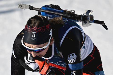 Biathletin Franziska Preuß weint nach Überqueren der Ziellinie