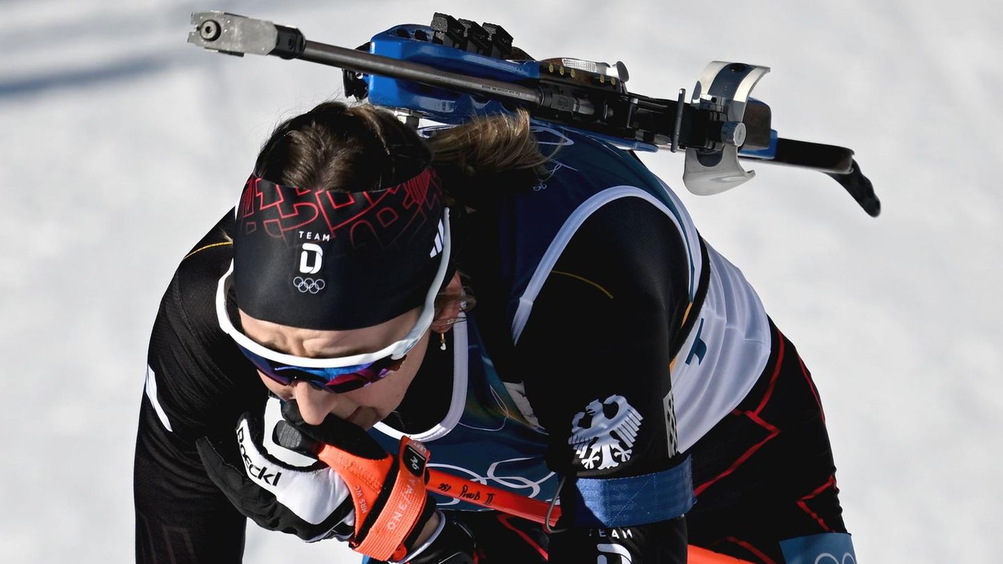 Biathletin Franziska Preuß weint nach Überqueren der Ziellinie