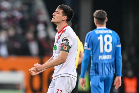 Augsburgs Keven Schlotterbeck freut sich auch über einen weniger schön heraus gespielten Sieg. Foto: Harry Langer/dpa