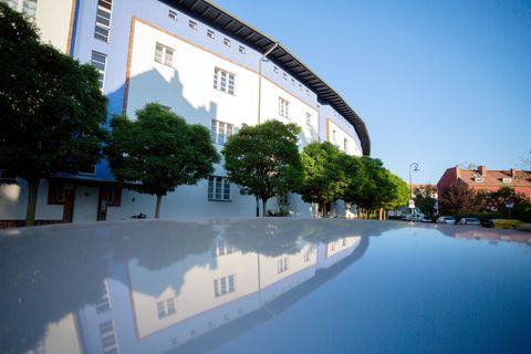 Ein Mann hatte sein Handy bei einer Autofahrt verloren. (Symbolbild) Foto: Christoph Soeder/dpa