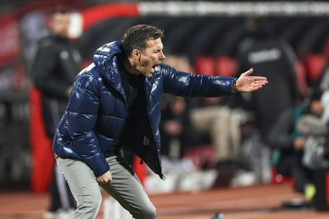 KSC-Trainer Christian Eichner darf weiter an der Seitenlinie agieren. Foto: Daniel Löb/dpa