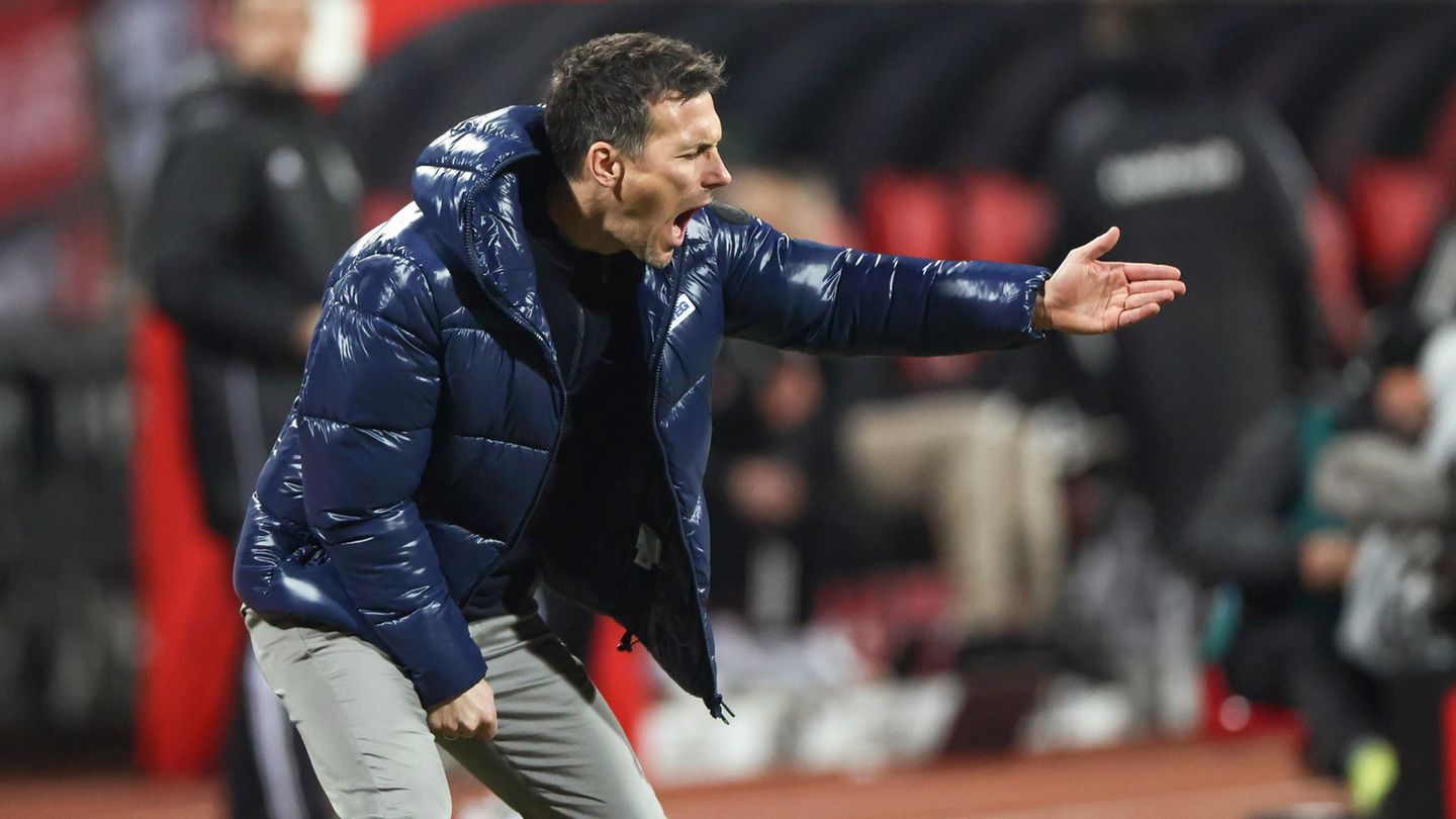 KSC-Trainer Christian Eichner darf weiter an der Seitenlinie agieren. Foto: Daniel Löb/dpa