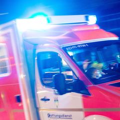 Ein Rettungswagen mit Blaulicht