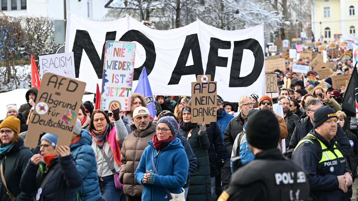 Protest im Allgäu: 3.500 Menschen protestieren gegen AfD und Höcke-Auftritt