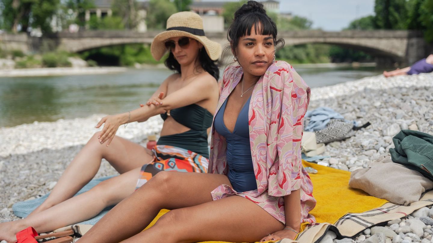Neben einem klugen Blick auf unsere Gesellschaft bietet "Damen" auch traumhafte Aufnahmen aus dem Sommer in München: Sema (Şafak Şengül, links) und Maya (Salka Weber) sonnen sich wie viele an der Isar.