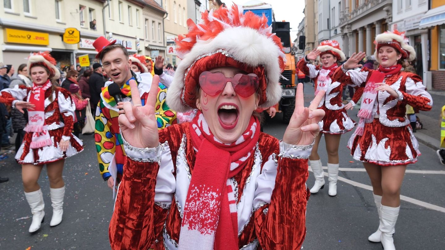 Rosenmontag: "Das All sehnt sich nach Karneval" - Faschings-Umzüge