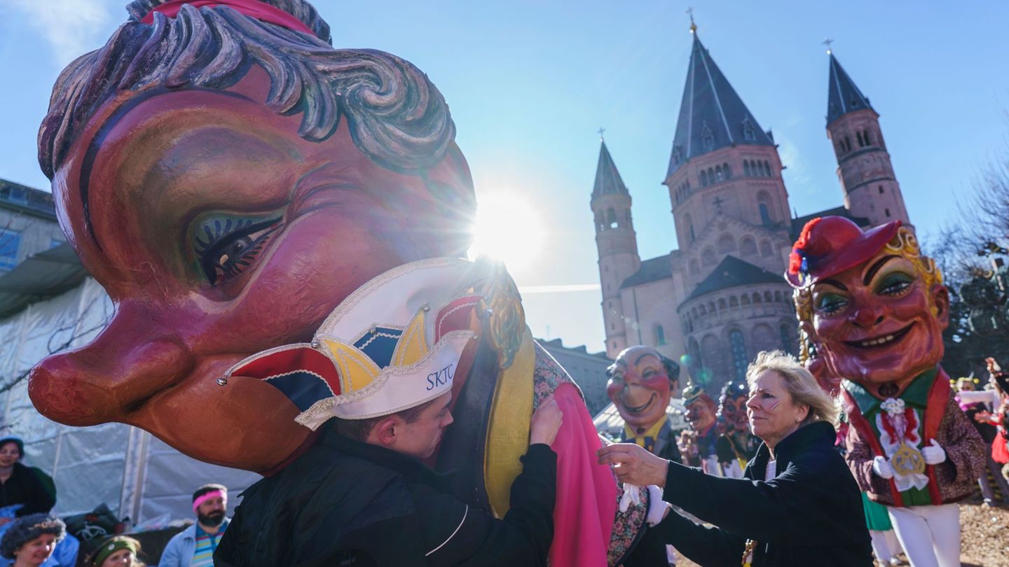 Fastnacht: Helau - Rosenmontagszug schlängelt sich durch Mainz