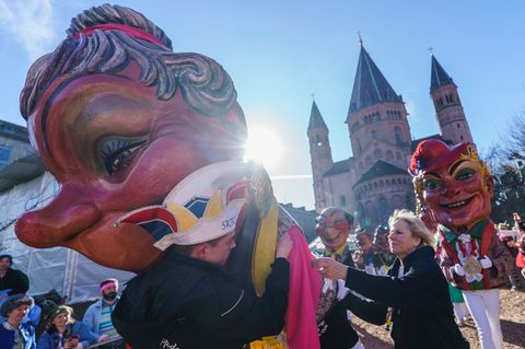 So sonnig und mild wie im vergangenen Jahr dürfte es diesmal nicht werden im Schatten des Mainzer Doms. (Archivbild) Foto: Andre