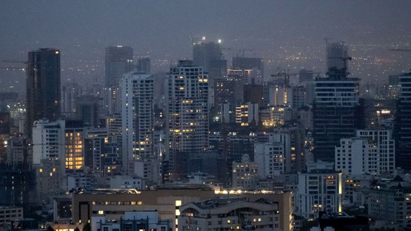 Blick auf das nächtliche Teheran (Symbolbild Iran)