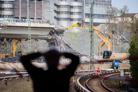 Die Ringbahnbrücke wurde im Frühjahr 2025 abgerissen. Die Arbeiten am Neubau laufen. (Archivbild) Foto: Christoph Soeder/dpa