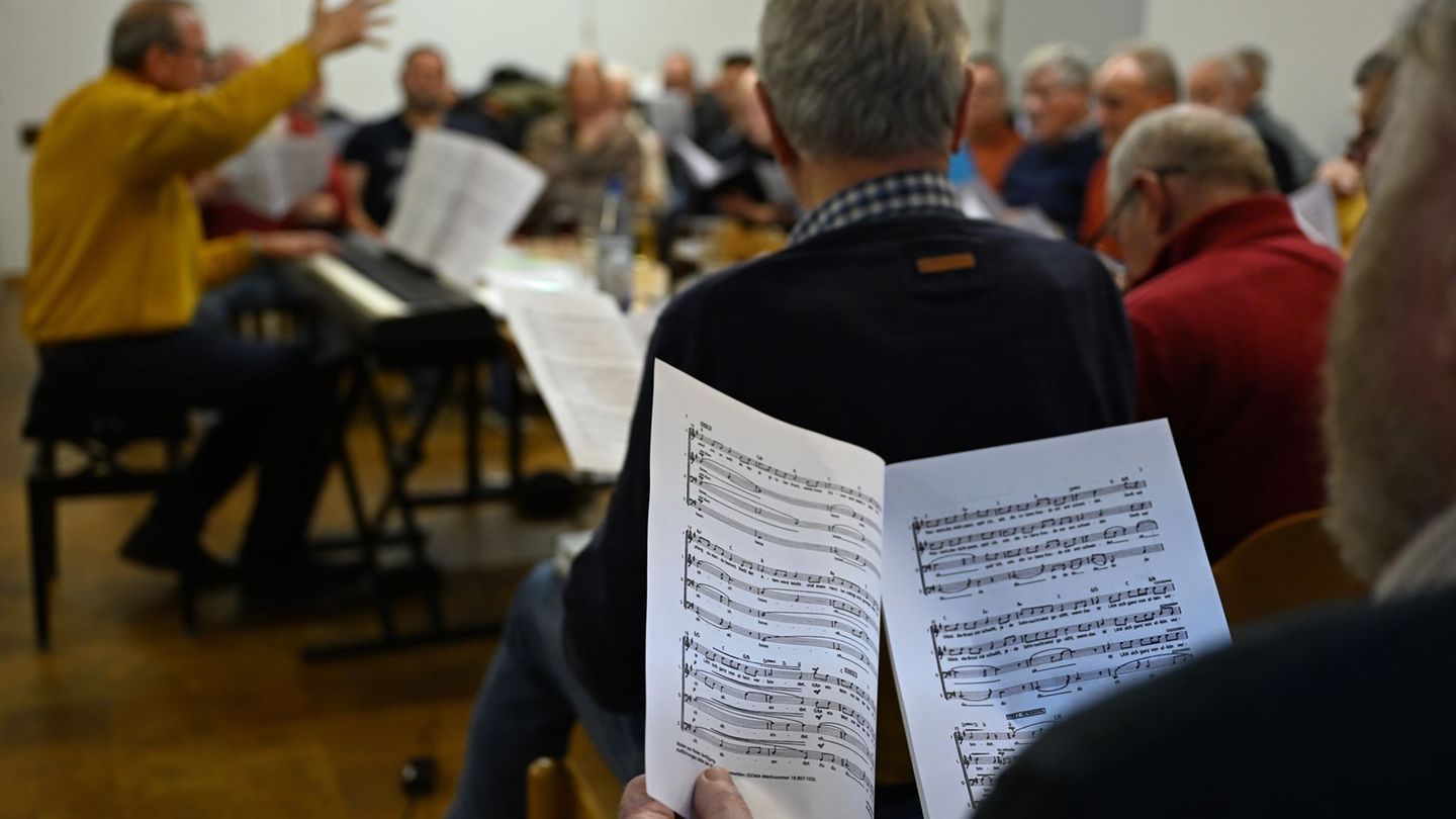 Singen im Chor als Auszeit im Alltag. Foto: Michael Brandt/dpa