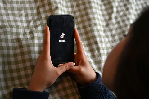 Die EU-Kommission hat sich die Online-Plattform Tiktok vorgeknöpft. Foto: Elisa Schu/dpa