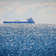 Auch der seit mehr als einem Jahr vor der Insel Rügen liegende Öltanker "Eventin" wird zur russischen Schattenflotte gezählt.
