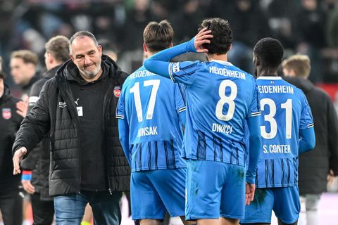 Frank Schmidt (l) muss seine Spieler wieder aufbauen. Foto: Harry Langer/dpa
