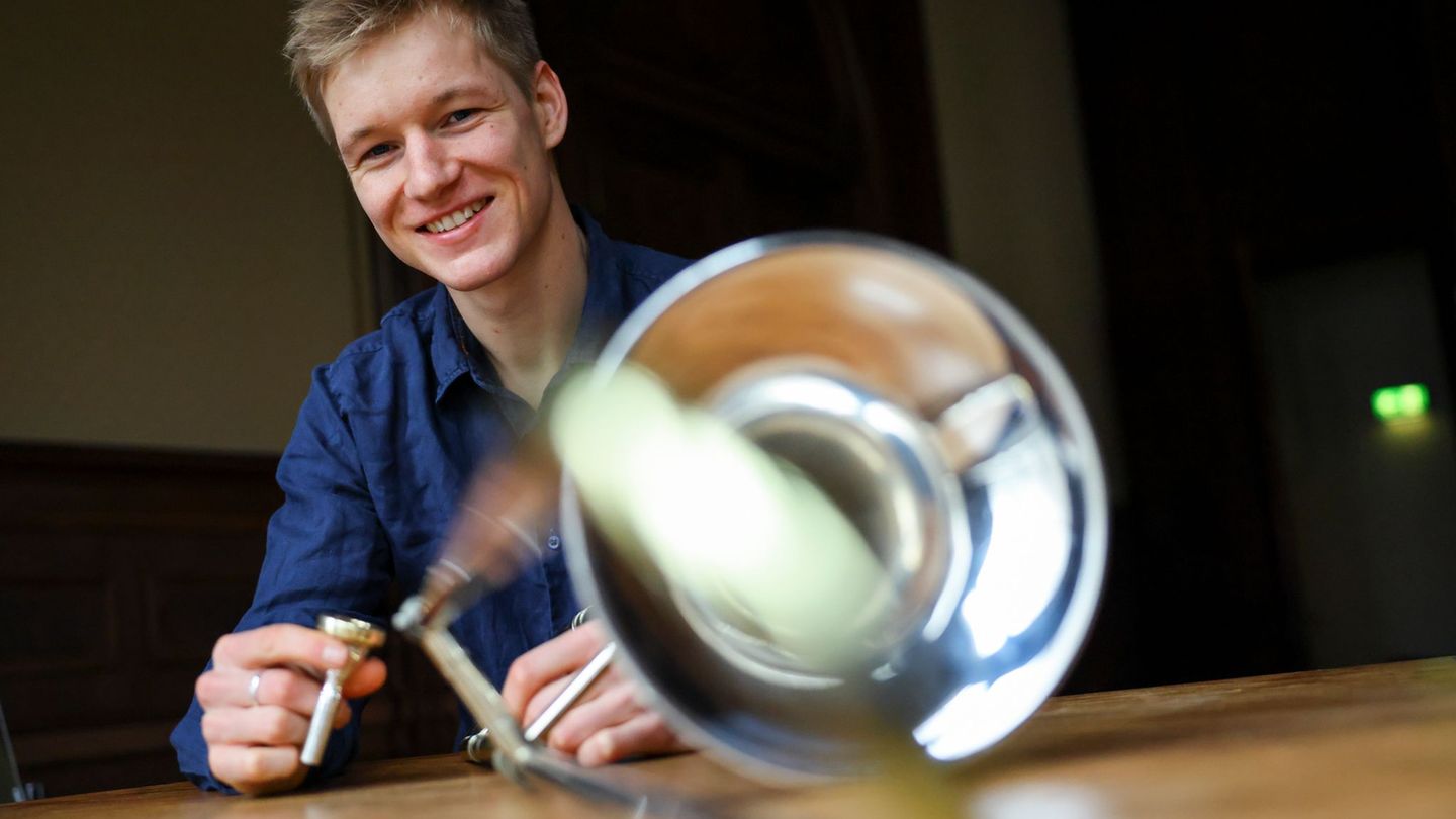 Der Lüneburger Matthis Wroblewski mit seiner Posaune. Foto: Christian Charisius/dpa