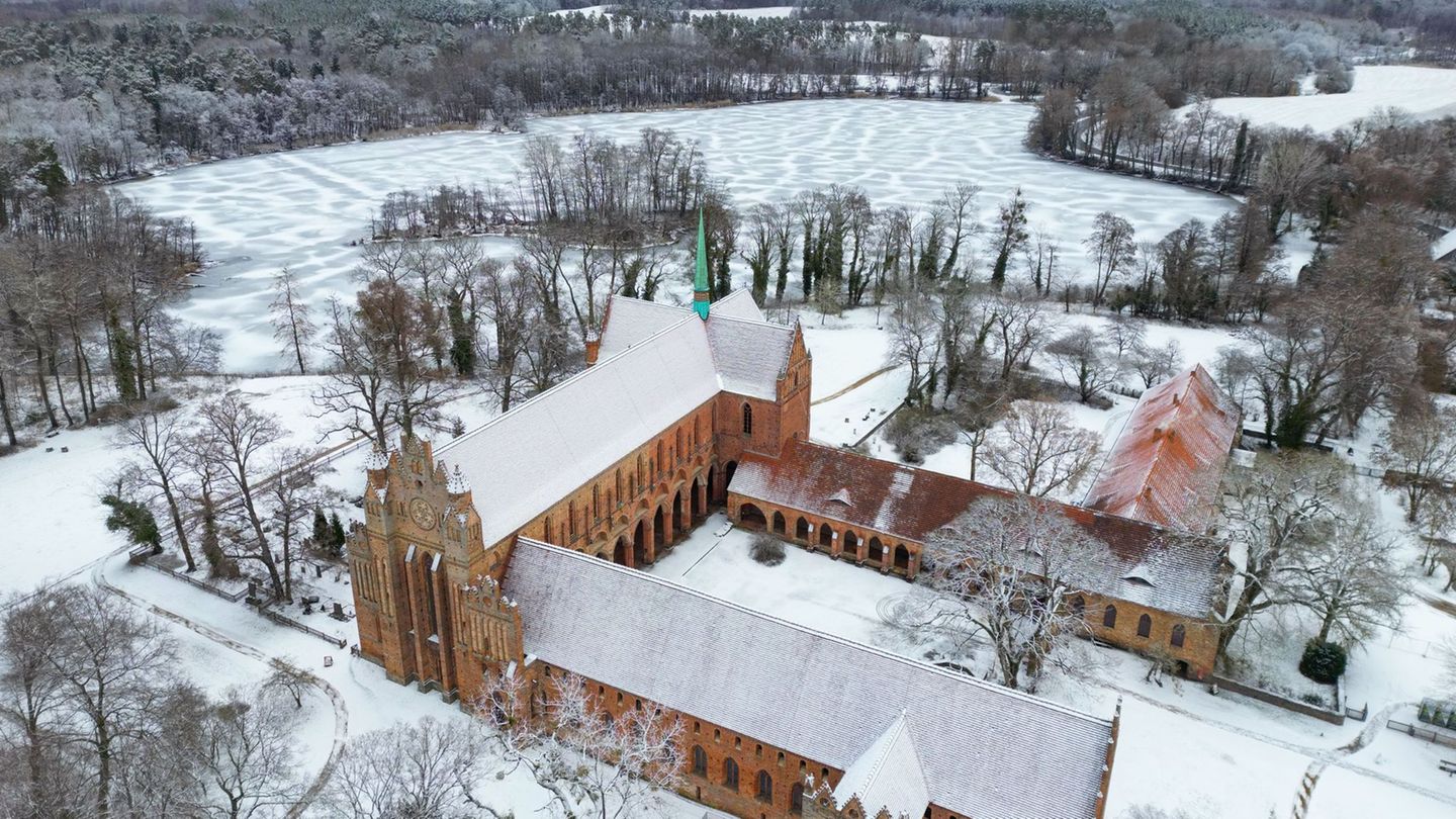 Durch Frost wird stellenweise auch Glätte erwartet. Foto: Patrick Pleul/dpa