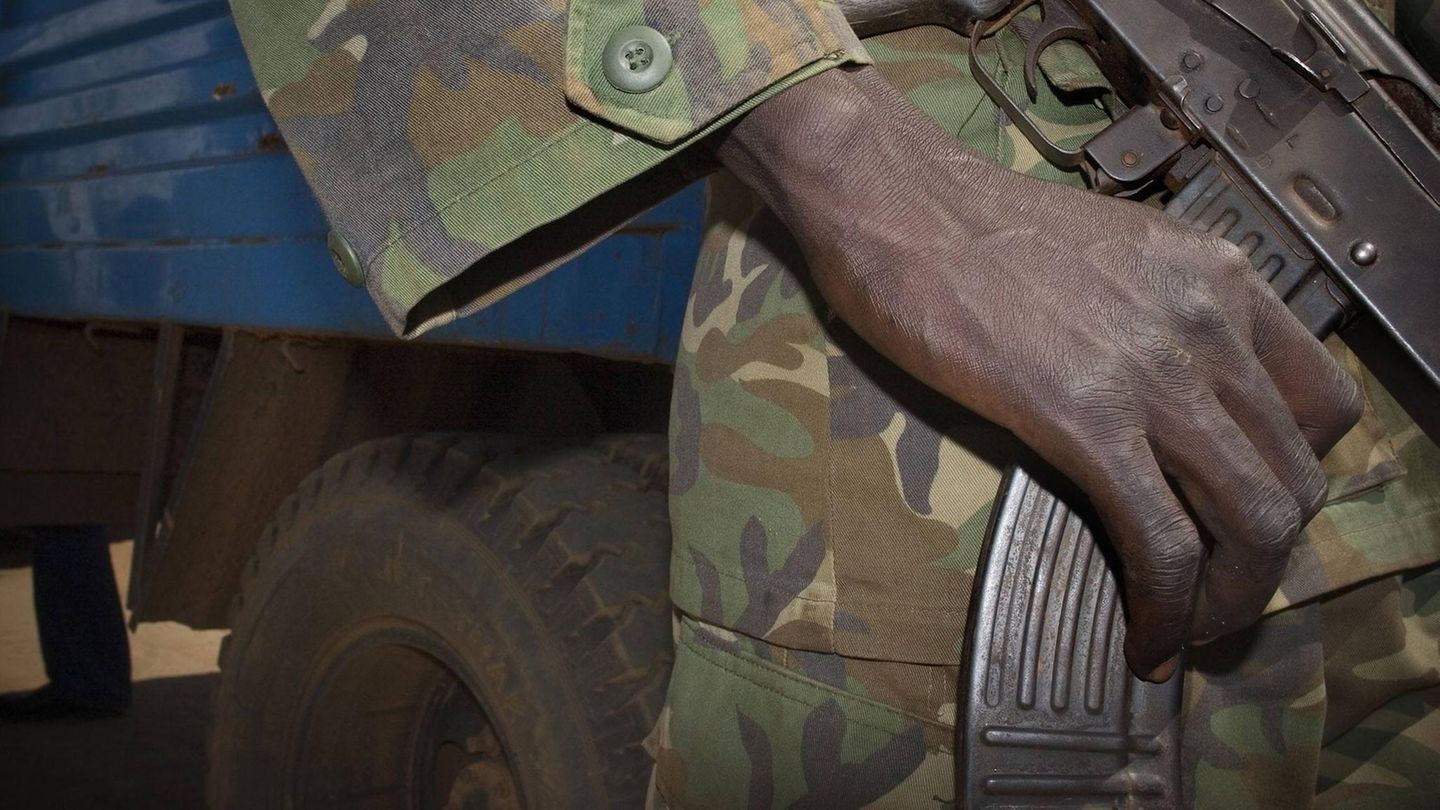 Mit lukrativen Arbeitsverträgen werden afrikanische Söldner von Russland an die Front gelockt (Symbolbild)