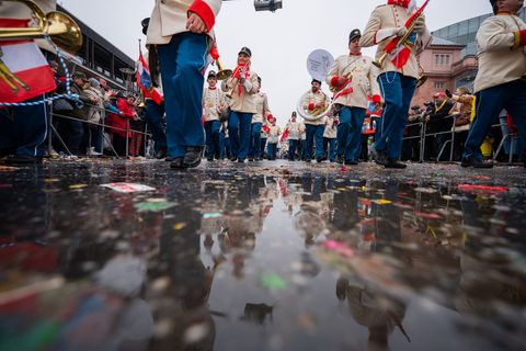 Der Rosenmontag wird nicht nur in Mainz nass und grau - die Umzüge finden trotzdem statt. (Archivbild) Foto: Andreas Arnold/dpa
