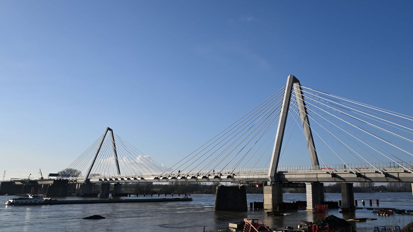 Die Leverkusener Rheinbrücke ist bis auf Weiteres gesperrt. Herabfallende Eisstücke hatten zu Unfällen geführt. (Archivbild) Fot
