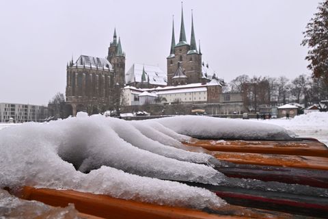 In Thüringen kann es glatt auf den Straßen werden. (Symbolbild) Foto: Martin Schutt/dpa