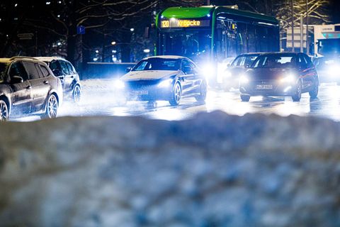 Winterwetter führt in Hannover zu glatten Straßen und bremst auch den Busverkehr aus. (Archivbild) Foto: Moritz Frankenberg/dpa