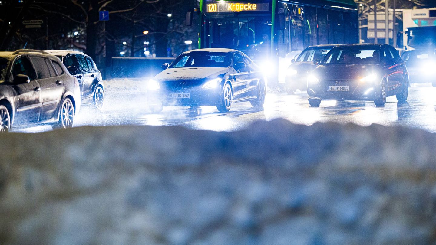 Winterwetter führt in Hannover zu glatten Straßen und bremst auch den Busverkehr aus. (Archivbild) Foto: Moritz Frankenberg/dpa