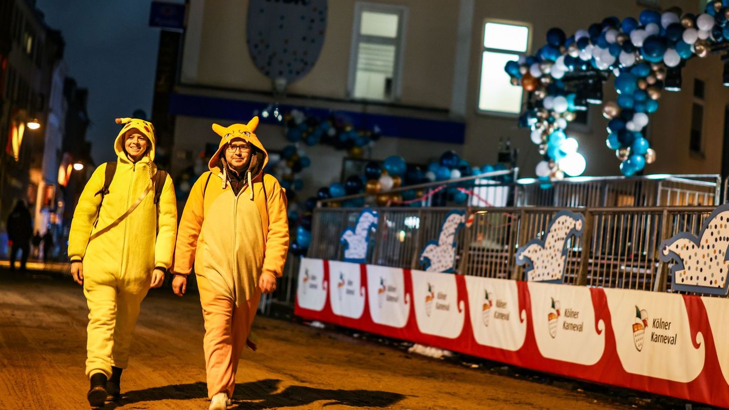 Die ersten jecken Karnevalisten versammeln sich in Köln. Foto: Christoph Reichwein/dpa