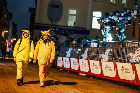 Die ersten jecken Karnevalisten versammeln sich in Köln. Foto: Christoph Reichwein/dpa