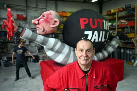 Tilly kontert Moskauer "Schauprozess": Retourkutsche in Pappmaché Foto: Federico Gambarini/dpa