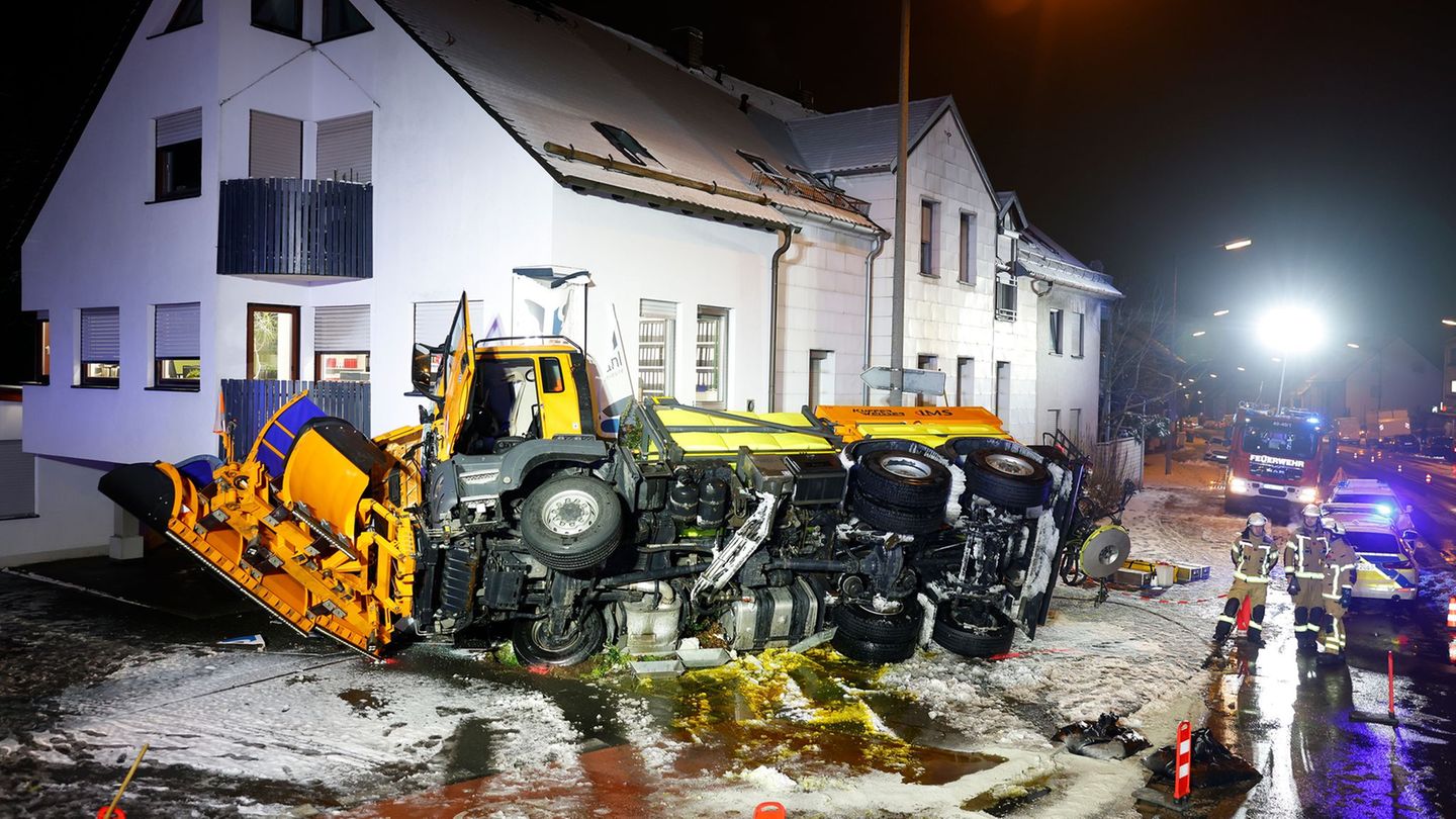 Auch Helfer geraten mal ins Rutschen. Foto: David Oßwald/dpa