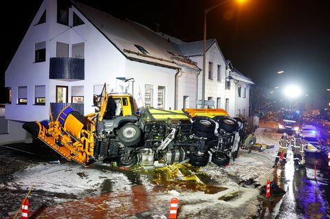 Auch Helfer geraten mal ins Rutschen. Foto: David Oßwald/dpa