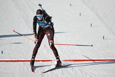 Wieder keine Medaille: Franziska Preuß läuft in der Verfolgung ins Ziel. Foto: Hendrik Schmidt/dpa