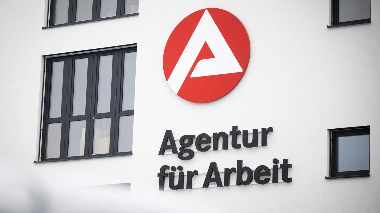 Die durchschnittliche Arbeitslosenquote unter Akademikern stieg im dritten Jahr in Folge – und seit Jahren erstmals über dem Wert von 3 %, der noch als Vollbeschäftigung gilt