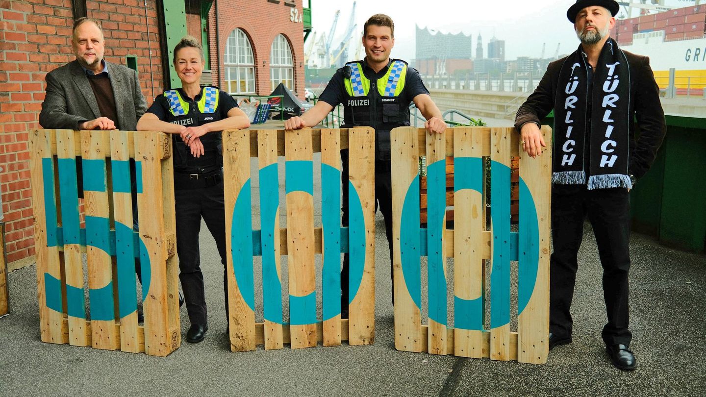 In der 500. Folge von "Notruf Hafenkante" treten Smudo (links) und Das Bo (rechts) als Special Guests auf. Gemeinsam mit Rhea Harder-Vennewald und Raúl Richter stehen die beiden Rapper vor der Kamera.