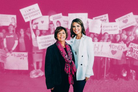 Montage: Nancy Guthrie und ihre Tochter Savannah vor einer Menschenmenge.