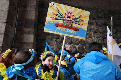 Der Kölner Rosenmontagszug solidarisiert sich mit dem in Russland verfolgten Wagenbauer Jacques Tilly. Foto: Oliver Berg/dpa