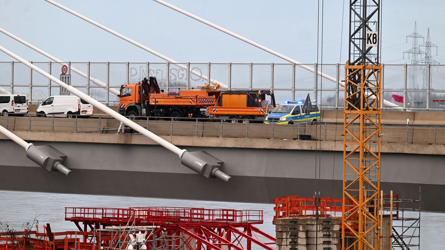 Die Leverkusener Rheinbrücke war stundenlang wegen herabgestürzter Eisstücke voll gesperrt. Foto: Roberto Pfeil/dpa