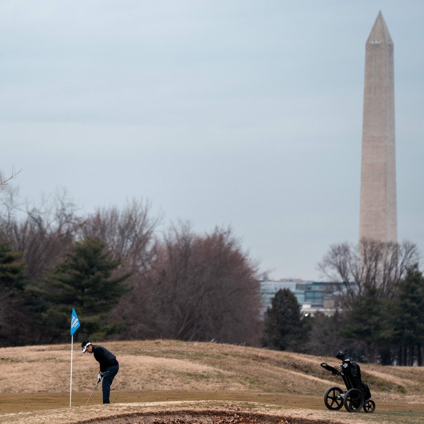 Golfer schlägt einen Ball auf einem der Plätze, die Donald Trump übernehmen und renovieren will