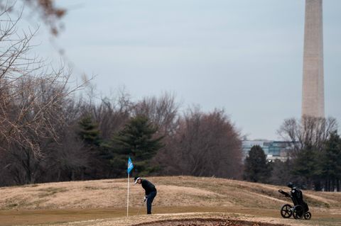 Golfer schlägt einen Ball auf einem der Plätze, die Donald Trump übernehmen und renovieren will